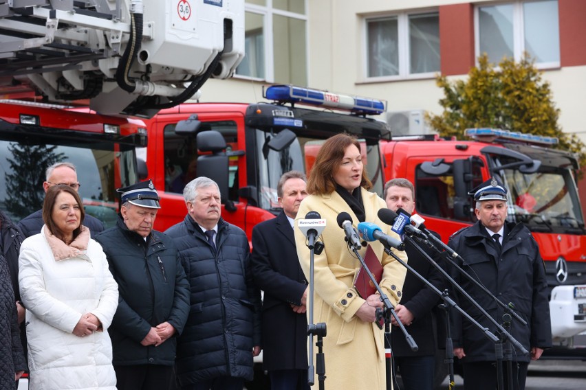 Nowe wozy strażackie dla 52 jednostek z Podkarpacia [ZDJĘCIA]