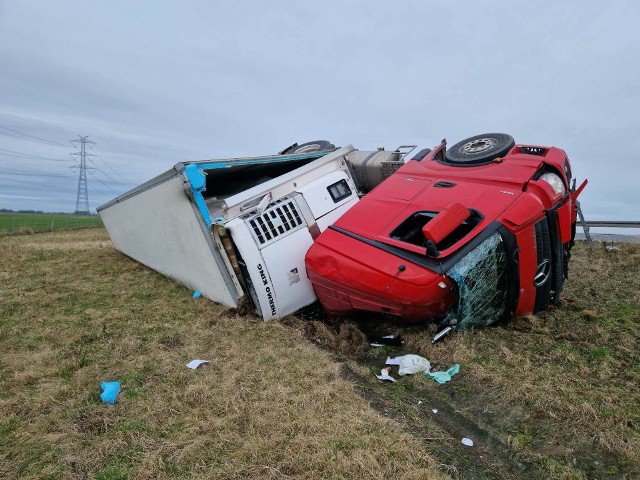 W czwartek (15 lutego) na dolnośląskim odcinku autostrady A4 doszło do wypadku. Samochód ciężarowy wpadł do rowu, a kierowca został zabrany LPR do szpitala. Są utrudnienia w ruchu, zwłaszcza w stronę Katowic.