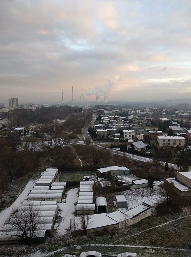 1 grudnia 2019. Pierwszy śnieg w Rybniku. Za oknami biało