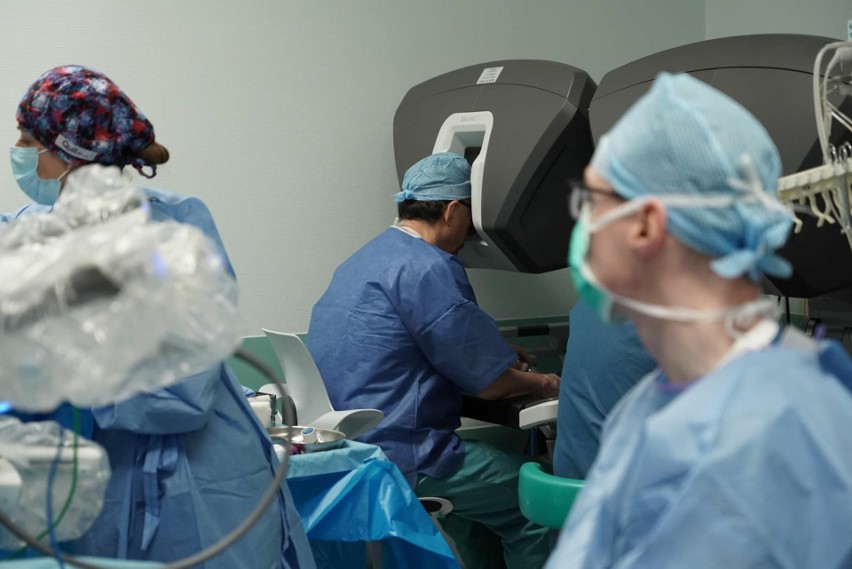 Ginekologom ze Świętokrzyskiego Centrum Onkologii w operacjach pomaga robot da Vinci. Pacjentki szybciej wracają do zdrowia. Zobacz zdjęcia