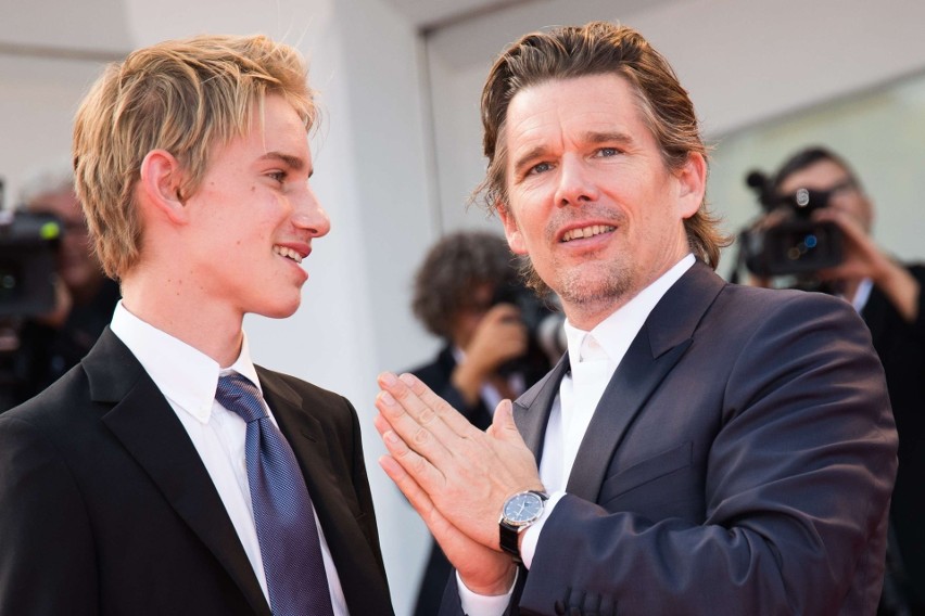 Ethan Hawke i jego syn na Festiwalu Filmowym w Wenecji w...