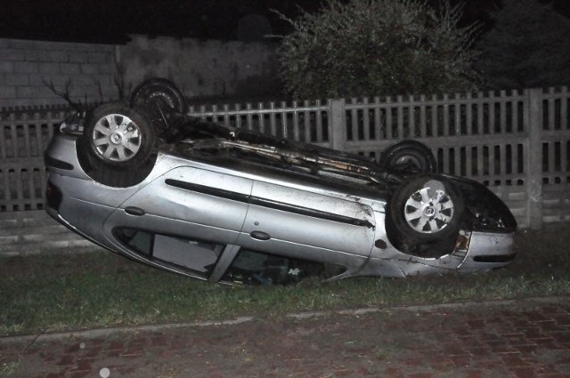 Kierowca renault jadąc krajową "dwunastką&#8221; od Wolanowa w kierunku Radomia w miejscowości Kacprowice stracił panowanie nad autem zjechał na pobocze, gdzie dachował.