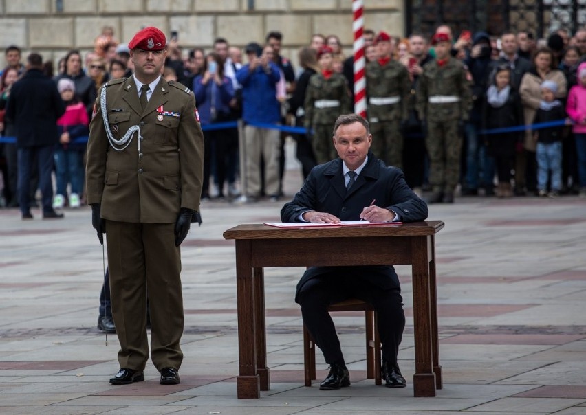 Kraków. Andrzej Duda na Wawelu. Przekazał sztandar żołnierzom