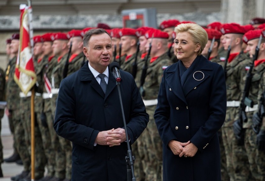 Kraków. Andrzej Duda na Wawelu. Przekazał sztandar żołnierzom