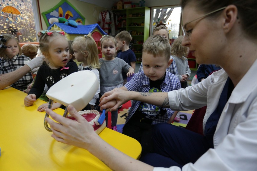 Precz z próchnicą w przedszkolach. Stomatolodzy Medicusa robią przeglądy jamy ustnej w przedszkolach