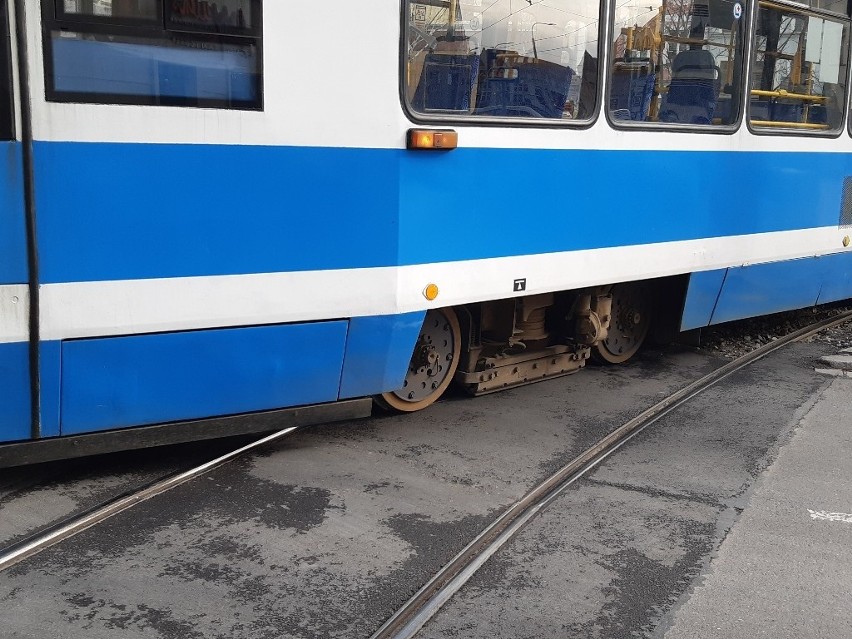 Wykolejenie tramwaju linii 3 we Wrocławiu 23.10.2020