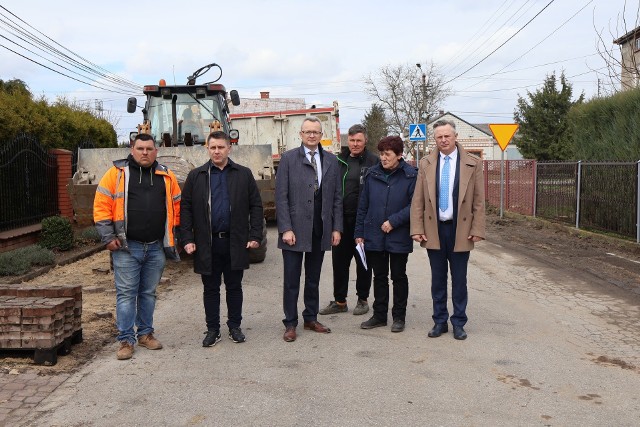 To jedna z największych w historii inwestycji drogowych na terenie gminy Zwoleń. Remontowane są odcinki dróg, które przez wiele lat wymagały prac.