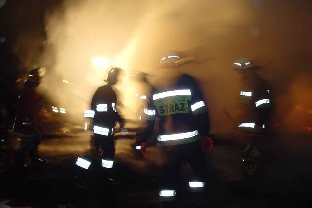 Straż pożarna gasi pożar w miejscowości Kudrycze