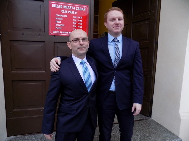 Piotr Kowalski (z lewej) i burmistrz Daniel Marchewka.