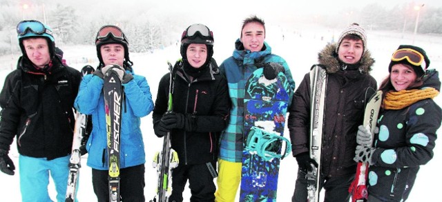 Grupa Adki sezon rozpoczęła na stoku w NIestachowie i bawiła się świetnie. Od lewej: Michał, Michał, Dominik, Bartek, Karol i Adka. 