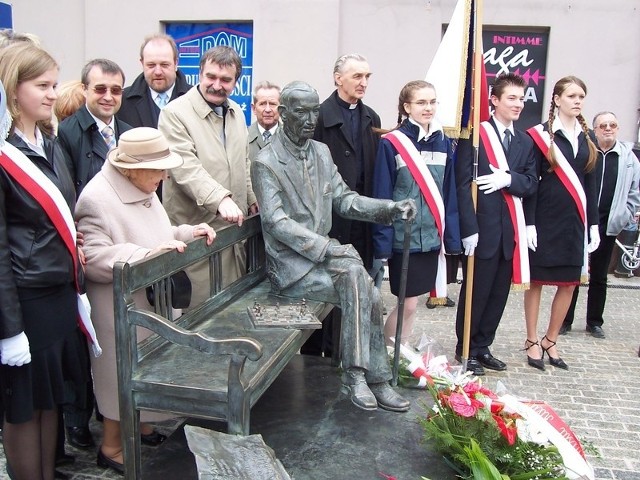 Uroczyste odsłonięcie pomnika Jana Karskiego w Kielcach w kwietniu 2005 roku.