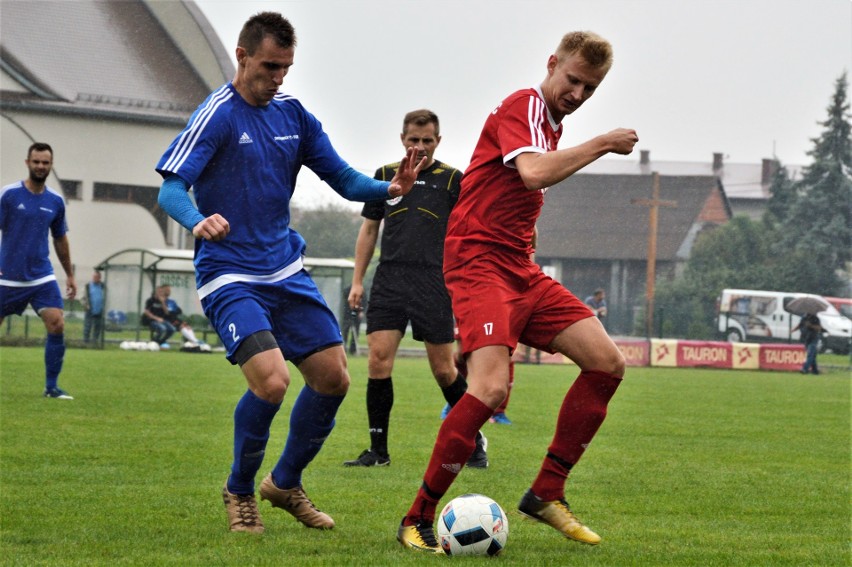 5. liga piłkarska. W hicie kolejki liderująca Niwa Nowa Wieś pokonała Nadwiślanin Gromiec. Hat-trick Mariusza Piskorka [ZDJĘCIA]