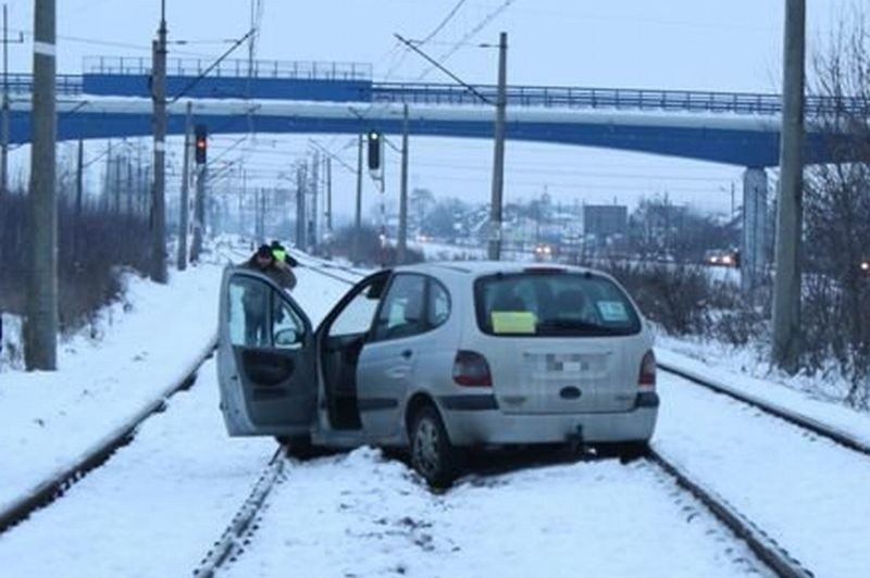 Bodzechów. Kierowca taksówki wjechał na tory i zablokował ruch pociągów.