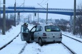 Bodzechów. Kierowca taksówki wjechał na tory i zablokował ruch pociągów.