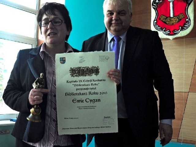 Ewa Cygan dyrektor Biblioteki Publicznej w Staszowie otrzymała od władz miasta i radnych gratulacje za zdobycie tytułu Bibliotekarz Roku Województwa Świętokrzyskiego. Na zdjęciu z burmistrzem Romualdem Garczewskim. Radni miejscy obecnej kadencji obradowali po raz 50.