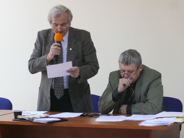 Dotychczasowy wiceprezes Wiesław Rożej (z prawej) został nowym prezesem Świętokrzyskiego Związku Lekkiej Atletyki. Zastąpił Janusza Marczewskiego (z lewej).