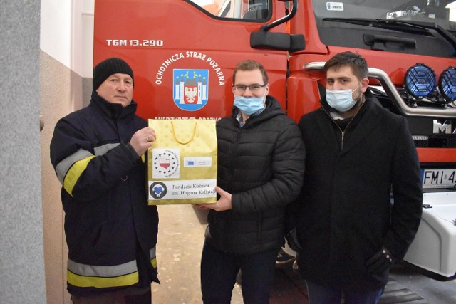 W imieniu strażaków z Obrzyc maseczki odebrał Andrzej Szyszka (z lewej).