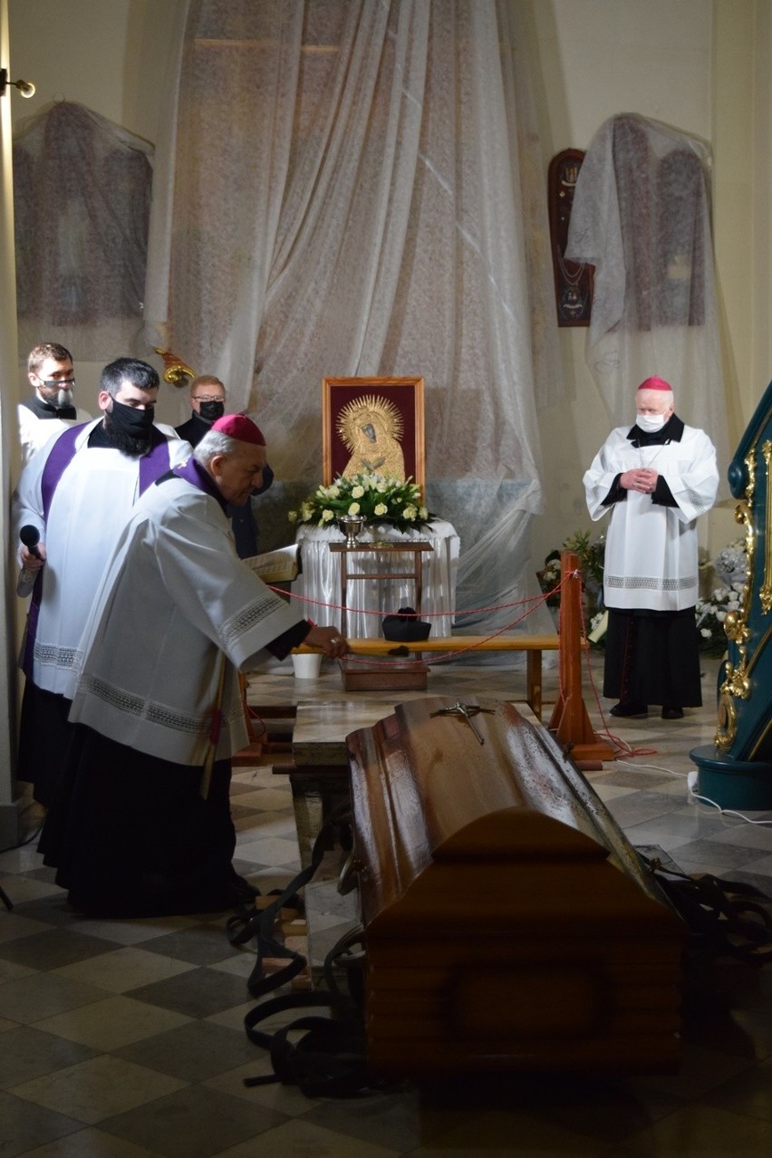 W krypcie pod ołtarzem Matki Bożej Miłosierdzia w Jarosławiu pochowano ks. prał. Mariana Rajchela, egzorcystę diecezjalnego [ZDJĘCIA]