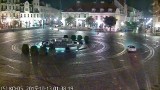 Gniezno: Pijany kierowca w BMW jeździł po rynku (wideo, zdjęcia)