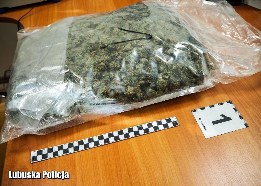 SULĘCIN Bagażnik wypełniony 10 kilogramami marihuany.  Narkotyki warte były ponad pół miliona złotych! 
