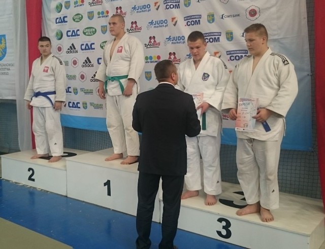 Wiktor Mazurczak odbiera gratulacje za trzecie miejsce w Pucharze Polski. 