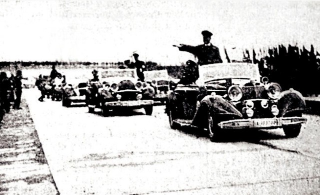 Adolf Hitler podczas uroczystego przejazdu autostradą A4 na odcinku między Wrocławiem a Legnicą. 27 września 1936 roku.