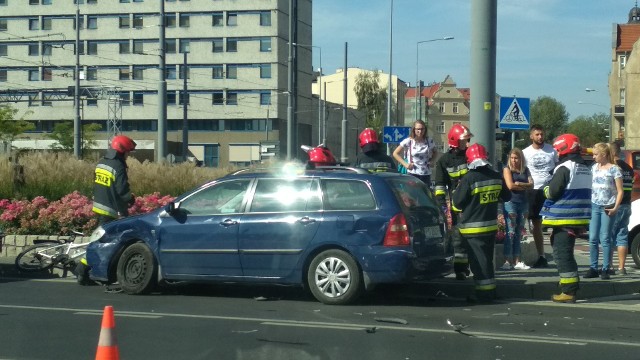 Zderzenie dwóch aut na rondzie Kaponiera