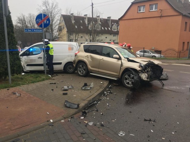 Wypadek na skrzyżowaniu w Bytowie w piątek, 11 grudnia. 1 osoba ranna