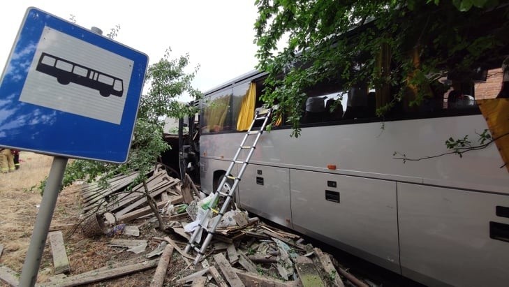 Tragiczny wypadek w Łódzkiem! Autobus uderzył w ogrodzenie i w budynek! ZDJĘCIA