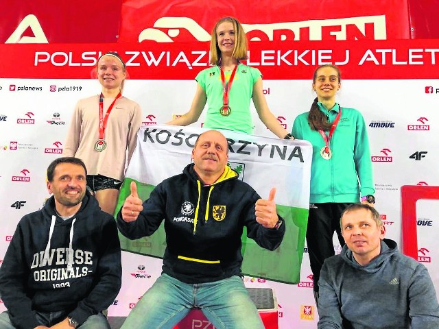 Najszybsze biegaczki-medalistki  na 3000 metrów  ze swoimi trenerami. Z lewej bardzo zadowoleni:  Weronika Lewna i  AdamThiel