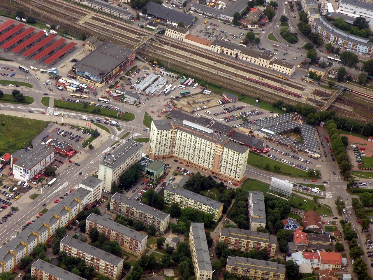 Osiedle Przydworcowe z dominującym galeriowcem, stary dworzec PKS, Centrum Handlowe Park oraz dworzec PKP - lipiec 2011