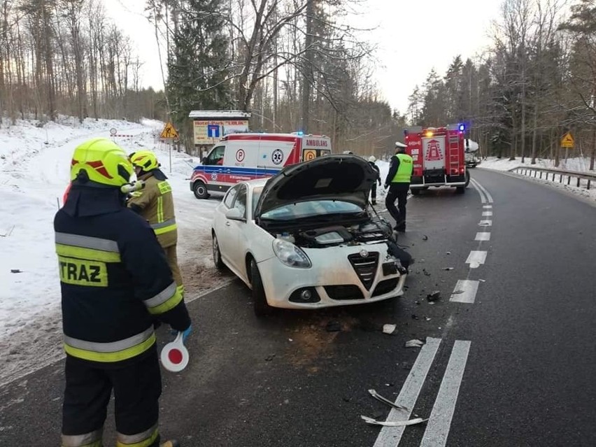 Wypadek na trasie Orzysz - Giżycko. Alfa Romeo wjechała w łodzie przewożone na lawecie