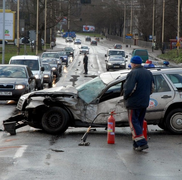 Wypadek na SczanieckiejStraz pozarna staranowala samochód i barierke energochlonną.