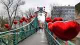 Walentynki 2020. Most Groszowy i pomniki w Opolu ozdobione balonami w kształcie serc [ZDJĘCIA]