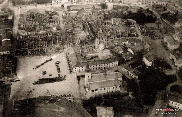 Wieluń został bezpardonowo zaatakowany już w pierwszych godzinach II wojny światowej. To tutaj miała swój początek wojna totalna w wykonaniu Niemców. 1 września 1939 r. wczesnym rankiem lotnicy Luftwaffe zrzucali bomby na bezbronne miasto, w którym nie było wojska ani strategicznych celów militarnych. Przyjmuje się, że w nalotach zginęło 1.200 mieszkańców Wielunia.