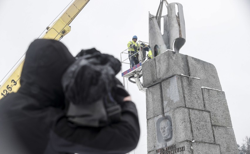 Demontaż pomnika Karola Świerczewski w Jabłonkach.