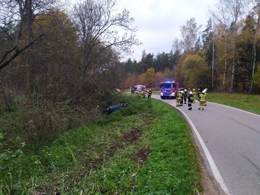 Zelki. Peugeot dachował w rowie. Auto do kasacji