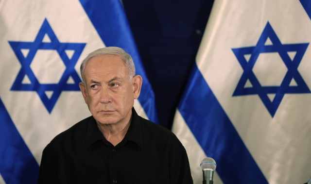 Premier Benjamin Netanjahu za młodu walczył z wrogami państwa Izrael. Teraz nie zdołał ustrzec swojego kraju przed atakiem Hamasu. Zamieszkał z żoną w strzeżonej willi z bunkrem