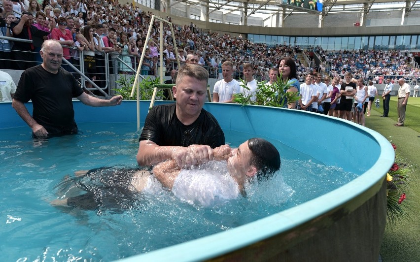 Świadkowie Jehowy chrzcili się w Lublinie (ZDJĘCIA)