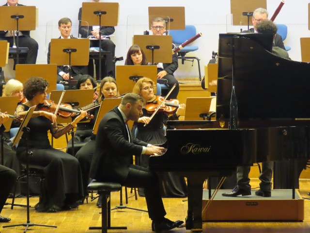 Na scenie pojawił się solista wieczoru - Przemysław Winnicki, który wykonał I. koncert fortepianowy C-dur op. 15 L. v. Beethovena.