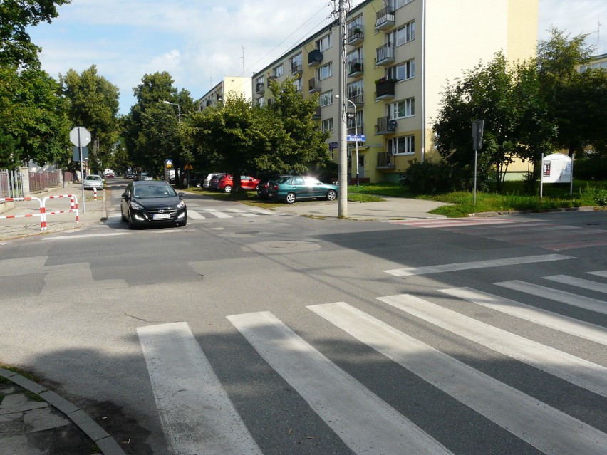 Na skrzyżowaniu ulic Moniuszki i Tkackiej będzie widniej. Co z pozostałymi "zebrami", które miały być doświetlone?