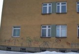 Pijani malowali graffiti na ścianie bloku 