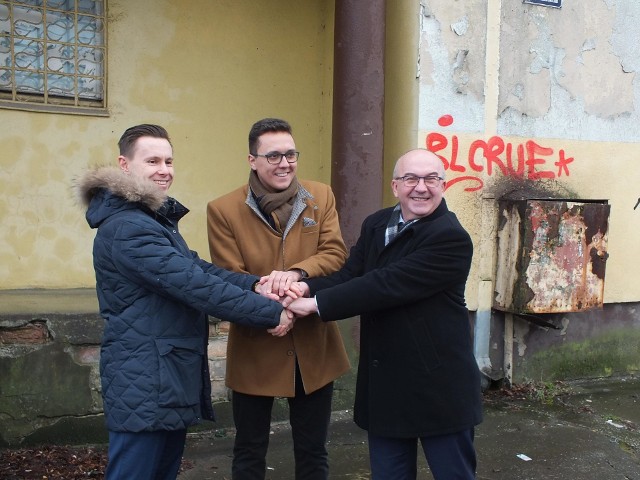 Bardzo zadowoleni z transakcji, od lewej: Filip Prokop, Piotr Babicki, Jerzy Materek