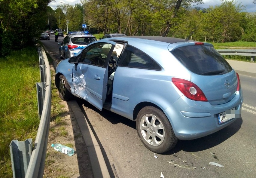 Wypadek na wiadukcie na Nowym Dworze. Jedna osoba ranna, ulica zablokowana (ZDJĘCIA)