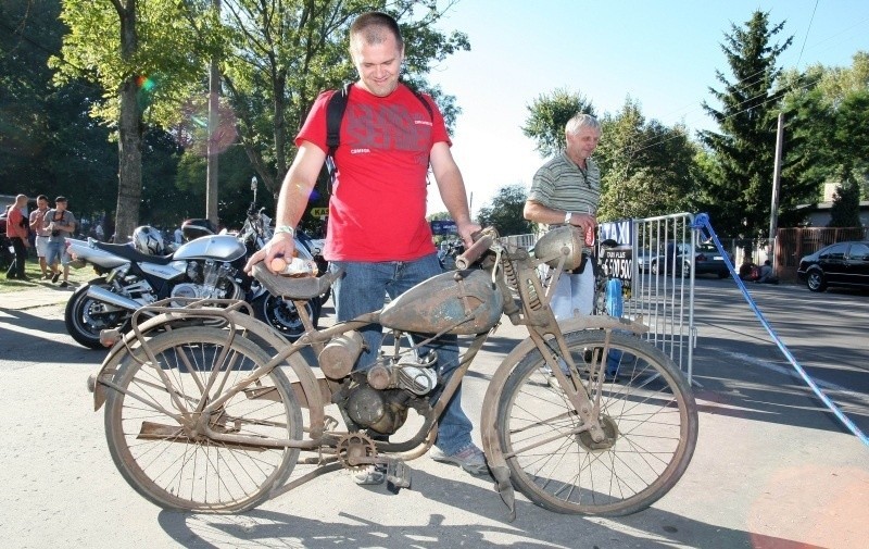 Amatorzy starych pojazdów na stadionie przy św. Teresy. Siedmiometrowy Lincoln i motocykl z 1939 r.