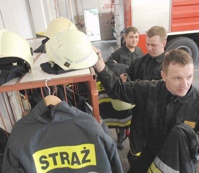 - Ludzie pytają nas, dlaczego tak niewielu strażaków przyjeżdża do gaszenia pożarów. Są tym zaniepokojeni - uważają dębnowscy strażacy Piotr Domagała (od prawej), Robert Rozalik i Paweł Wesołowski