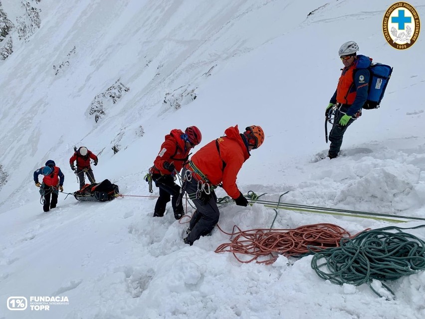 Tatry. Tak ćwiczą ratownicy TOPR - na szczytach, w zimowych warunkach i ze śmigłowcem 