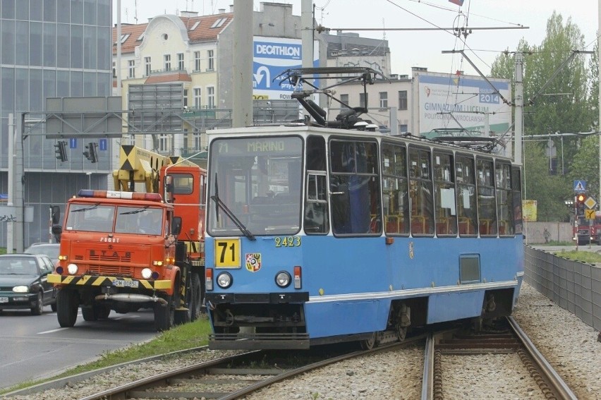 Wrocław: Tramwaj wykoleił się na pl. Społecznym. Były objazdy (ZDJĘCIA)