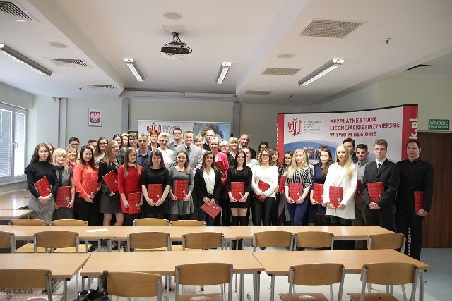 Czterdziestu pięciu studentów Państwowej Wyższej Szkoły Zawodowej we Włocławku otrzymało stypendia rektora.Za dobre wyniki w nauce żacy co miesiąc otrzymywać będą po prawie 500 zł.Info z Polski - przegląd najważniejszych i najciekawszych informacji z kraju [16.11.2017]