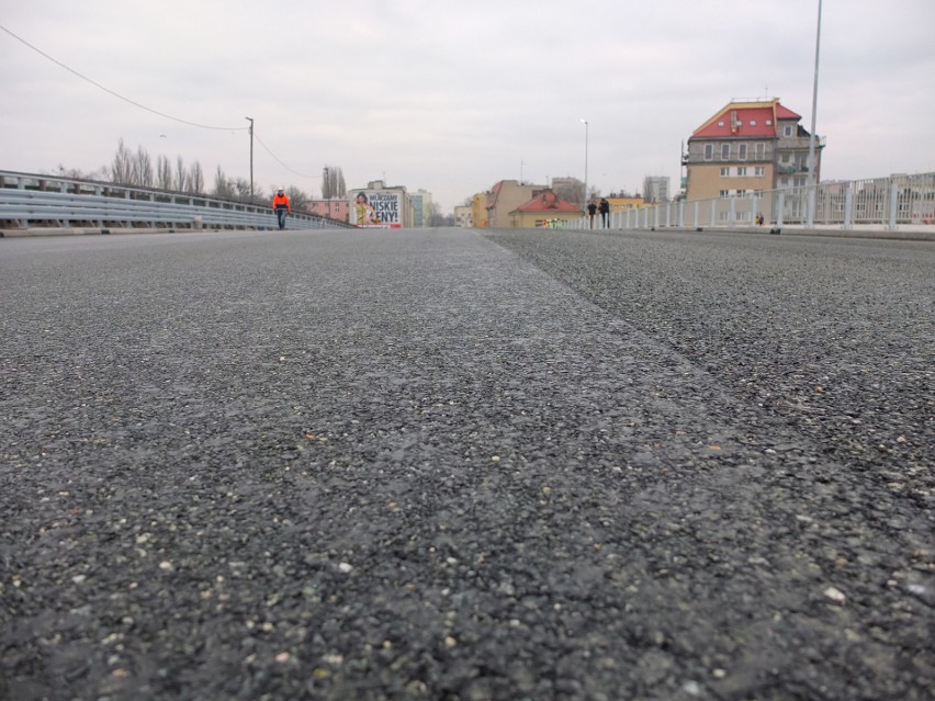 Trwają próby obciążeniowe mostu na ulicy Niemodlińskiej w Opolu. W piątek otwarcie? [wideo, zdjęcia]